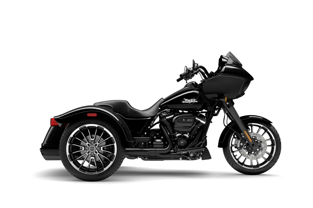 Right-side studio view of a 2025 Harley-Davidson Road Glide 3 FLTRT.